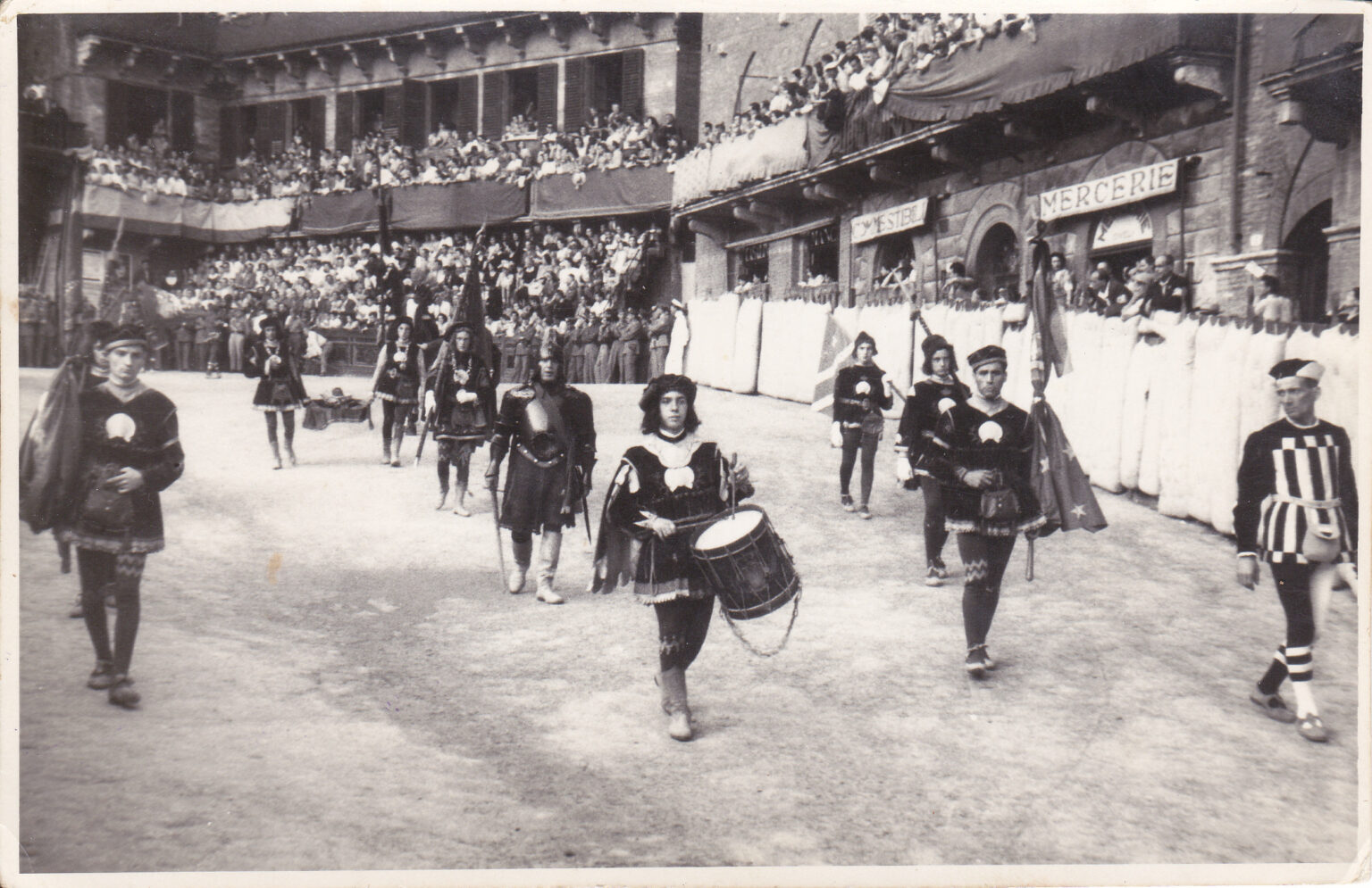 1949 - Comparsa in Piazza